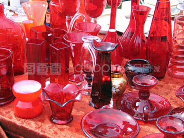 跳蚤市场的红色玻璃制品
